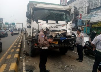 Truk Seruduk Bus di Ciputat, Sopir Luka Parah Terjepit