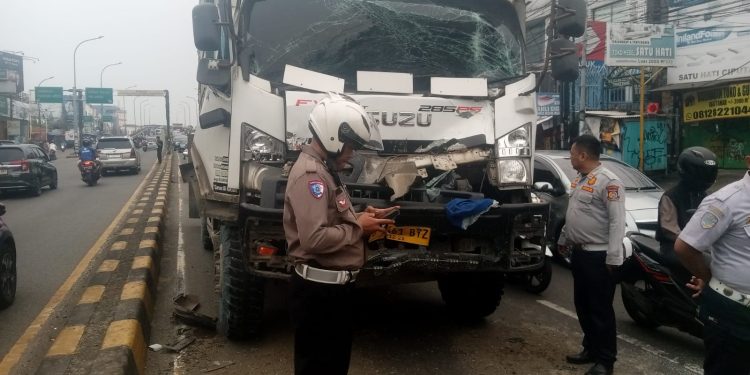 Truk Seruduk Bus di Ciputat, Sopir Luka Parah Terjepit