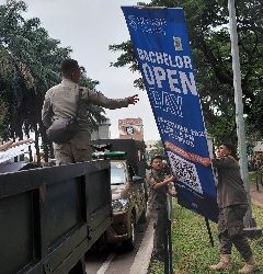Satpol PP Bongkar Puluhan Reklame Ilegal di Alam Sutera dan Bintaro