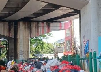 Horor Tumpukan Sampah Penuhi Jalan-Jalan di Tangsel Imbas Penutupan TPA Cipeucang