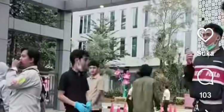 Viral Aksi Buang Sampah ke Kantor Wali Kota Tangsel, Pengamat UIN Sindir Peran DPRD