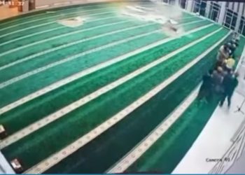 Detik-detik Atap Plafon Masjid Pemkot Tangsel Ambruk, Jemaah Panik !