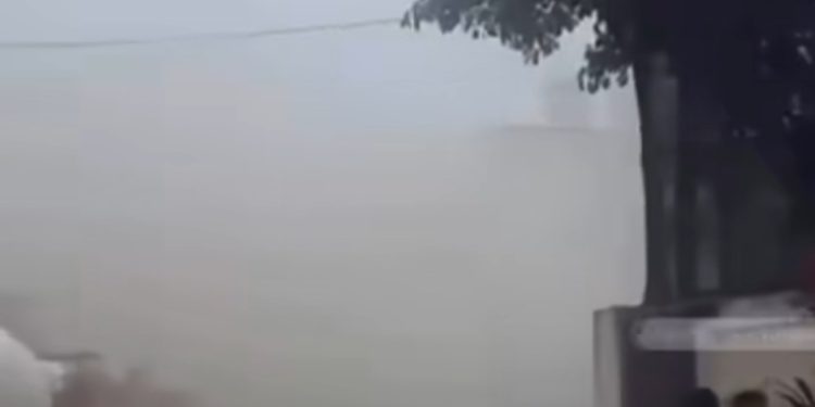 Langit Ciater Serpong Tertutup Debu Putih Imbas Kebocoran Pabrik Semen PT Adhimix