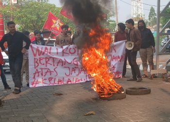Demo Ricuh Tutup Akses Masuk Balaikota Tangsel, Tuntut Kapolsek dan Kadishub Dicopot !