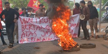 Demo Ricuh Tutup Akses Masuk Balaikota Tangsel, Tuntut Kapolsek dan Kadishub Dicopot !