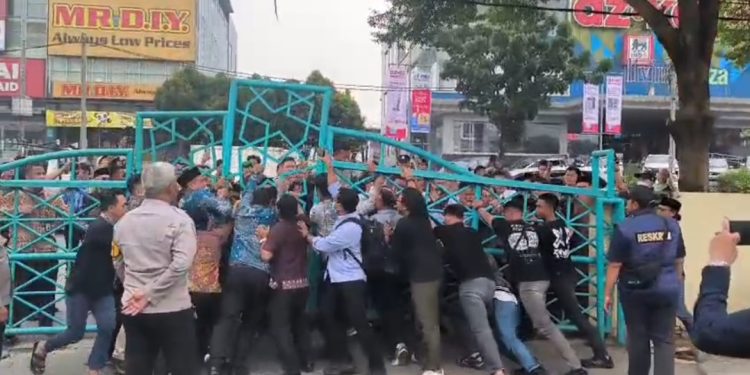 Kisruh soal Aset Memanas, Rektor UIN Pimpin Massa Geruduk Sekolah di Pamulang