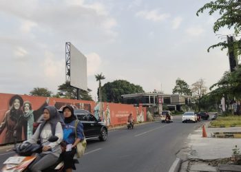 Pol PP Sikat Reklame Ilegal di Ciputat, dari Promo Bisnis Properti hingga Restoran