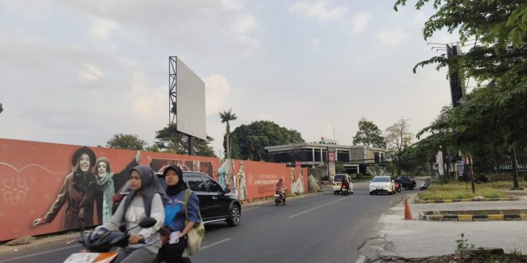 Pol PP Sikat Reklame Ilegal di Ciputat, dari Promo Bisnis Properti hingga Restoran