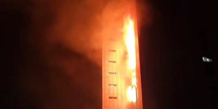 Api Lahap Gedung Bapenda DKI, Ratusan Personel Damkar Dikerahkan