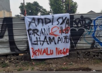 Spanduk Kecam Dugaan Penyalahgunaan Keuangan Yayasan Syarif Hidayatullah Bertebaran, 2 Mobil Mewah Pengurus Disorot