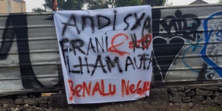 Spanduk Kecam Dugaan Penyalahgunaan Keuangan Yayasan Syarif Hidayatullah Bertebaran, 2 Mobil Mewah Pengurus Disorot