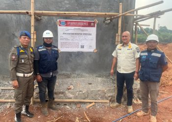 PBG Belum Terbit, Pol PP Segel Gardu Proyek Pool Taksi Listrik di Tangsel