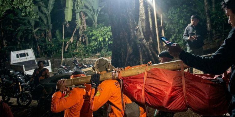 Drama Evakuasi Pendaki China di Rinjani: Jatuh, Cedera Kepala hingga Tak Sadarkan Diri