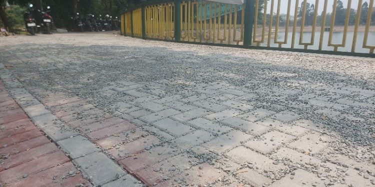 Dipenuhi Kerikil Tajam, Proyek Paving Tandon Ciater Rp997 Juta Bikin Pengunjung Was-was