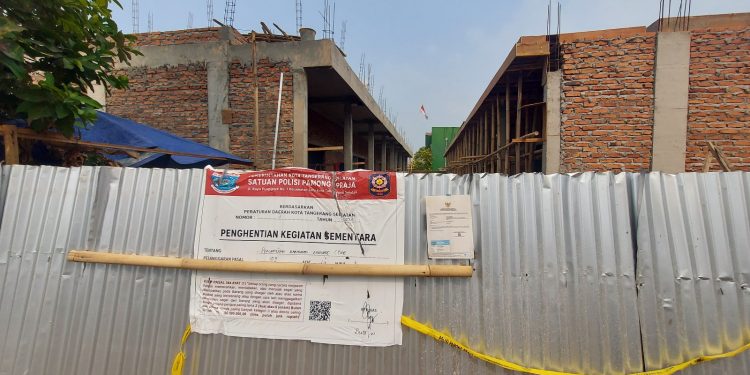 Cuekin Segel Pol PP, Begini Aktivitas Pekerja Proyek Kos-Kosan di Ciater Serpong