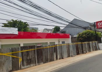 Stiker Penyegelan Proyek Oi Save Ciputat Timur Ditutupi Seng, Ketegasan Aparat Diuji