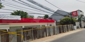 Stiker Penyegelan Proyek Oi Save Ciputat Timur Ditutupi Seng, Ketegasan Aparat Diuji