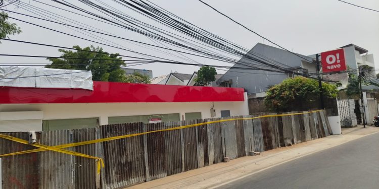 Stiker Penyegelan Proyek Oi Save Ciputat Timur Ditutupi Seng, Ketegasan Aparat Diuji
