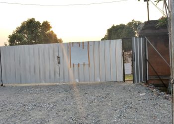 Segel Satpol PP di Proyek Cluster Rempoa Ciputat Timur Ditutupi, Trotoar Dirusak