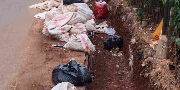 Proyek Drainase Rp1,3 M di Pondok Pucung Tangsel Mangkrak, Lubang Galian Buat Resah Warga